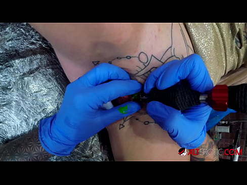 ❤️ Keçika pir tattookirî Sully Savage tattooek li ser klîtorê xwe kir. ☑ Pornoya anal li ku.amourpassionfever.ru ﹏