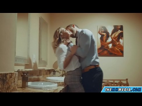 ❤️ Gava ku blondeyek busty we di nav hewşek gelemperî de dixapîne ☑ Pornoya anal li ku.amourpassionfever.ru ﹏
